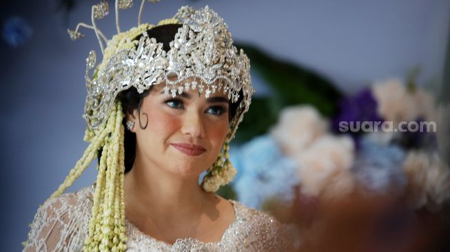 Catherine Wilson memberikan keterangan pers usai akad nikah di Jakarta, Sabtu (1/1). [ Suara.com/Oke Atmaja]