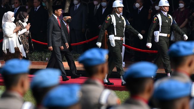 Presiden Joko Widodo (ketiga kiri) didampingi Ibu Negara Iriana Joko Widodo (kedua kiri) serta Wakil Presiden Ma'ruf Amin (keempat kiri) menyapa tamu undangan seusai upacara Peringatan Hari Kesaktian Pancasila Tahun 2022 di Monumen Pancasila Sakti, Lubang Buaya, Jakarta Timur, Sabtu (1/10/2022). ANTARA FOTO/Sigid Kurniawan
