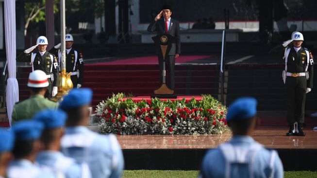 Presiden Joko Widodo (kedua kanan) selaku Inspektur Upacara memberikan hormat saat memimpin upacara Peringatan Hari Kesaktian Pancasila Tahun 2022 di Monumen Pancasila Sakti, Lubang Buaya, Jakarta Timur, Sabtu (1/10/2022).  ANTARA FOTO/Sigid Kurniawan
