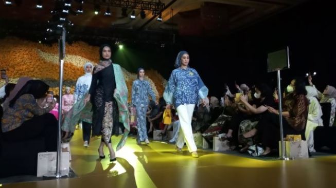 Desainer Ayu Dyah Andari bersama sahabatnya Pengrajin sekaligus Founder Batik Trusmi, Sally Giovani merilis Basundari Kala di Wedari. (Dini/Suara.com)