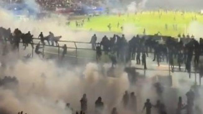 Gas Air Mata Bunuh Ratusan Suporter di Stadion Kanjuruhan Malang