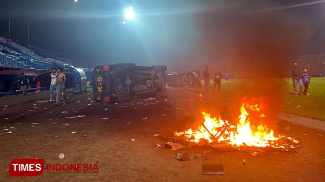 Dua mobil polisi jadi sasaran Aremania pasca kekalahan tim Singo Edan atas lawannya Persebaya di Stadion Kanjuruhan Malang. [Foto: Tria Adha/TIMES Indonesia]