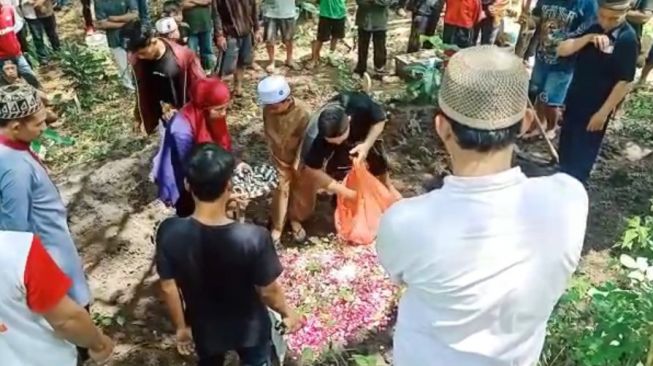 Suami Istri Korban Tragedi Kanjuruhan Dimakamkan Dalam Satu Liang