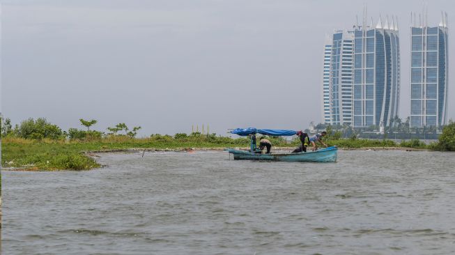 Nelayan beraktivitas di kawasan Pulau G, di perairan Teluk Jakarta, Jakarta Utara Jumat, (30/9/2022). [ANTARA FOTO/Galih Pradipta/foc]