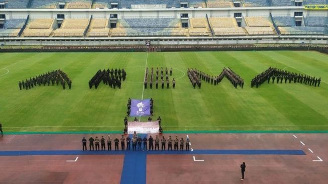 Doakan Korban Tewas Tragedi Kanjuruhan, Ratusan TNI-Polri Berbaris Bentuk Tulisan Arema di Stadion GBLA