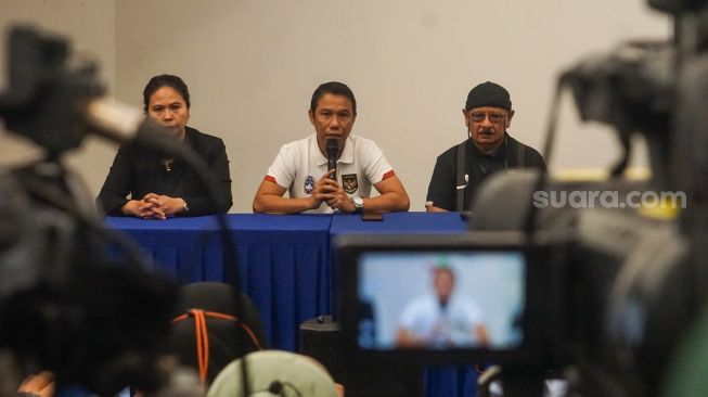 Dari kiri ke kanan, Wasekjen PSSI Maaike Ira Puspita, Sekjen PSSI Yunus Nusi, Dokter timnas Indonesia dr Syarif Alwi Maurapey saat menggelar konferensi pers di Stadion Madya, Kompleks GBK, Jakarta Pusat, Minggu (2/10/2022). [Suara.com/Alfian Winanto]