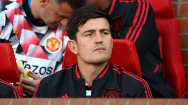 Bek Manchester United, Harry Maguire saat di bangku cadangan. (Twitter/@manutd_world)