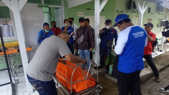 Tragedi Kanjuruhan Malang: Pergi Boncengan, Pulang Ngawal Ambulans