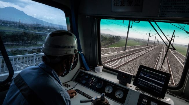 Petugas mengoperasikan kereta track saat meninjau jalur rel Kereta Cepat Jakarta-Bandung di Tegalluar, Bandung, Jawa Barat, Sabtu (1/10/2022). [ANTARA FOTO/Aprillio Akbar/tom]