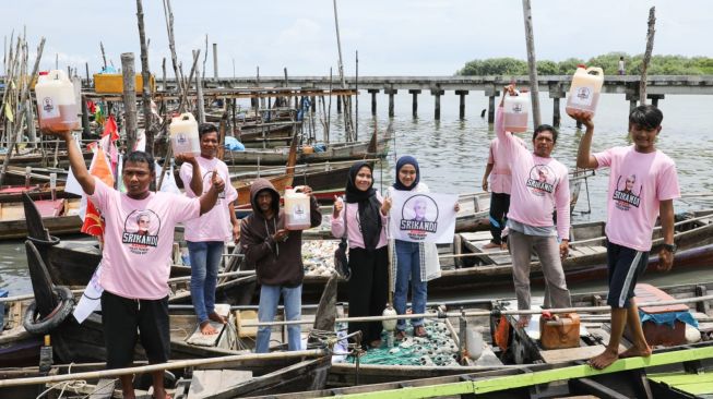 Srikandi Ganjar Distribusi Sembako dan Solar untuk Keluarga Nelayan di Bagan Deli