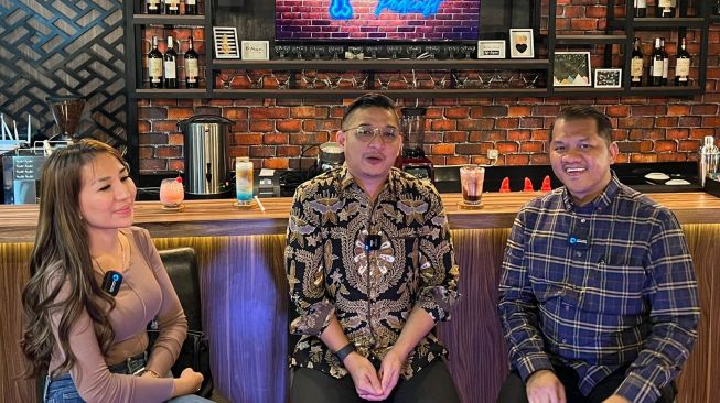 Hibur Pengunjung Restoran Rasli Syahrir, Pasha Ungu Bawakan 9 Lagu Hits