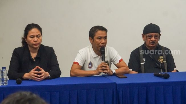 Dari kiri ke kanan, Wasekjen PSSI Maaike Ira Puspita, Sekjen PSSI Yunus Nusi, Dokter timnas Indonesia dr Syarif Alwi Maurapey saat menggelar konferensi pers di Stadion Madya, Kompleks GBK, Jakarta Pusat, Minggu (2/10/2022). [Suara.com/Alfian Winanto]