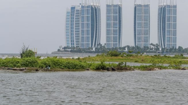 Suasana Pulau G yang tergenang terkena abrasi di perairan Teluk Jakarta, Jakarta Utara Jumat, (30/9/2022). [ANTARA FOTO/Galih Pradipta/foc]