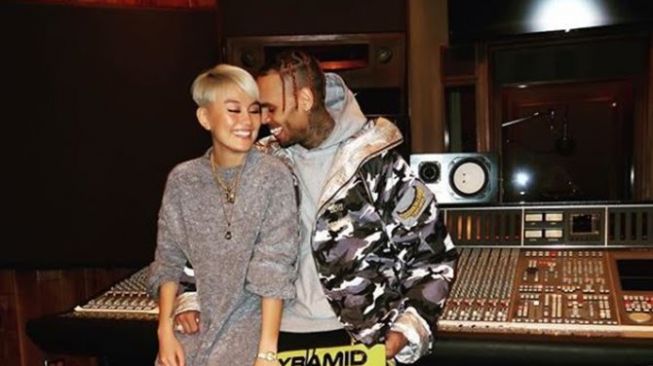 10 Potret Akrab Agnez Mo Bareng Artis Dunia, Sempat Dikira Jadian dengan Chris Brown