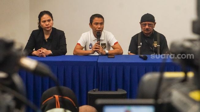 Dari kiri ke kanan, Wasekjen PSSI Maaike Ira Puspita, Sekjen PSSI Yunus Nusi, Dokter timnas Indonesia dr Syarif Alwi Maurapey saat menggelar konferensi pers di Stadion Madya, Kompleks GBK, Jakarta Pusat, Minggu (2/10/2022). [Suara.com/Alfian Winanto]