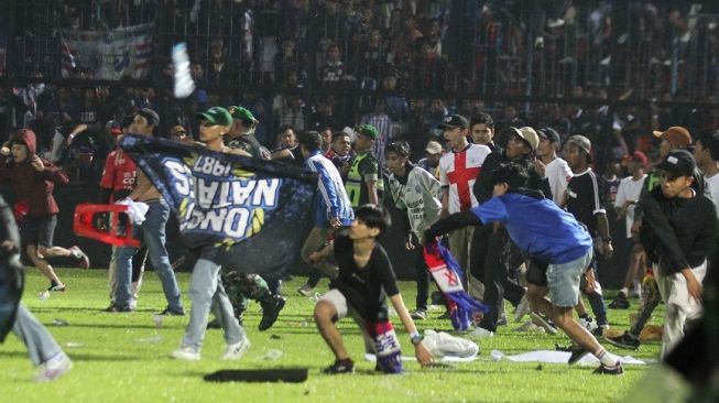 Suporter Arema FC memasuki lapangan setelah tim yang didukungnya kalah dari Persebaya dalam pertandingan sepak bola BRI Liga 1 di Stadion Kanjuruhan, Malang, Sabtu (1/10/2022). ANTARA FOTO/Ari Bowo Sucipto/tom. 