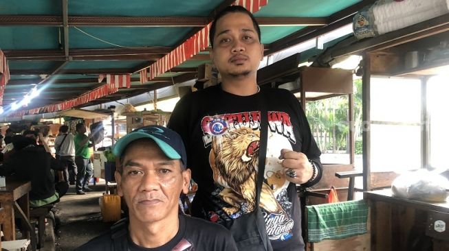 Salim dan Galih, anggota komunitas Aremania yang berada di Jakarta. [Suara.com / Faqih]