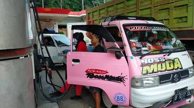 Warga Lebak Girang Pemerintah Turunkan Harga Pertamax