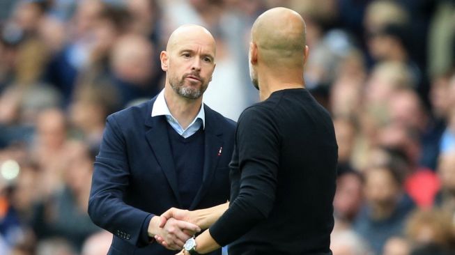 Manajer Manchester United, Erik ten Hag (kiri) menyalami manajer Manchester City, Pep Guardiola usai laga Liga Inggris di Stadion Etihad, Manchester, Minggu (2/10/2022) malam WIB. [LINDSEY PARNABY / AFP]