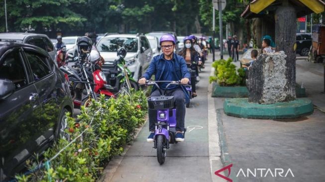 Wali Kota Bogor Bima Arya Sugiarto saat menjajal sepeda listrik di seputaran SSA [ANTARA/HO/Pemkot Bogor].