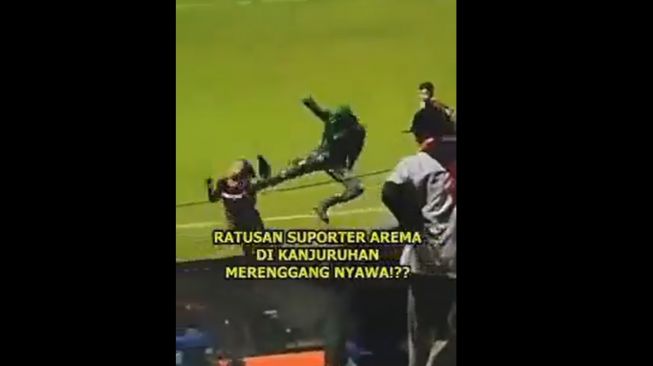 Tangkapan layar seorang oknum Anggota TNI tendang suporter yang berada di Stadion Kanjurhan, Malang. (Twitter/@daniswara02)