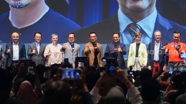 Gubernur DKI Jakarta Anies Baswedan (keempat kanan), Gubernur Jawa Barat Ridwan Kamil (kelima kanan), Wali Kota Bogor Bima Arya (keempat kiri) dan Pendiri Foreign Policy Community of Indonesia (FPCI) Dino Patti Djalal (kanan) serta Seluruh Duta Besar Negara Sahabat foto bersama dalam acara Farewell Event untuk Gubernur DKI Jakarta di Djakarta Thatre, Jakarta Pusat, Minggu (2/10/2022). [Suara.com/Alfian Winanto]
