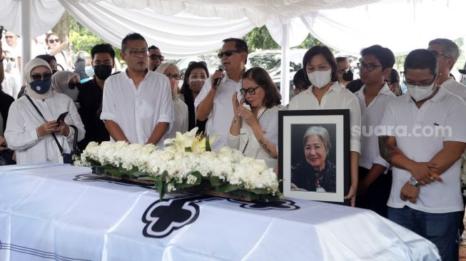 Roy Marten memberikan sambutan saat menghadiri pemakaman mantan  istrinya, Farida Sabtijastuti, di TPU Tanah Kusir, Jakarta, Senin (3/10/2022). [Suara.com/Oke Atmaja]