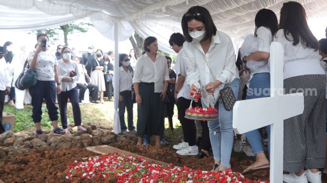 Gisella Anastasia menghadiri pemakaman mantan mertuanya yang merupakan ibunda Gading Marten, Farida Sabtijastuti, di TPU Tanah Kusir, Jakarta, Senin (3/10/2022). [Suara.com/Oke Atmaja]