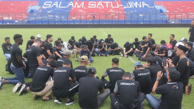 Sejumlah pemain dan official Arema FC mendatangi Stadion Kanjuruhan pascakerusuhan di Malang, Jawa Timur, Senin (3/10/2022). [ANTARA FOTO/Prasetia Fauzani/rwa]