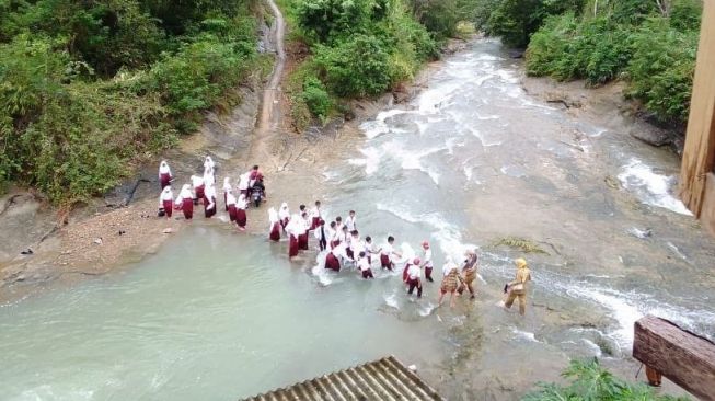 Ratusan Pelajar di Cianjur Harus Pertaruhkan Nyawa untuk Berangkat ke Sekolah