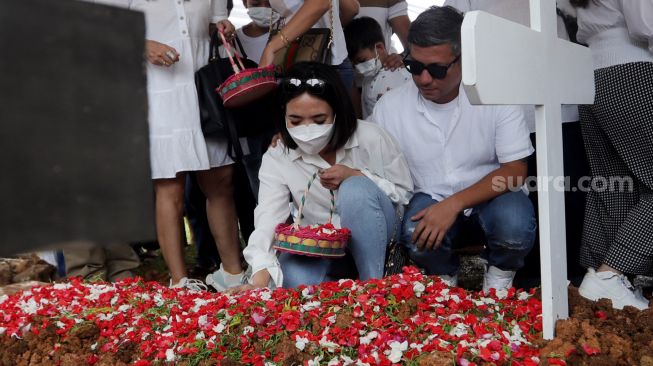 Gisella Anastasia melakukan tabur bunga di pemakaman mantan mertuanya yang merupakan ibunda Gading Marten, Farida Sabtijastuti, di TPU Tanah Kusir, Jakarta, Senin (3/10/2022). [Suara.com/Oke Atmaja]