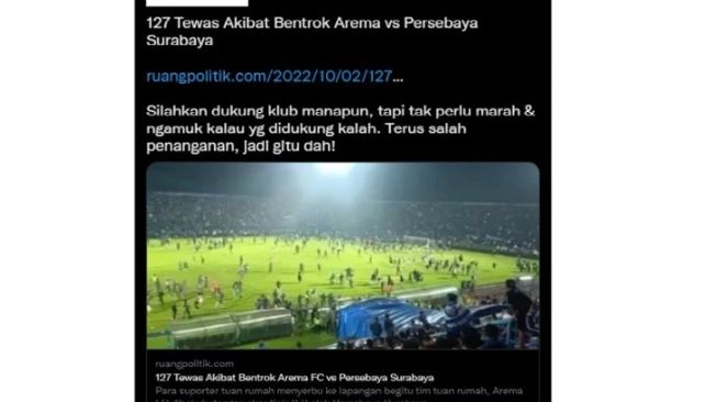 Tangkapan layar unggahan netizen berisi narasi yang menyatakan bentrokan suporter Arema dan Persebaya penyabab tragedi Kanjuruhan (Twitter)