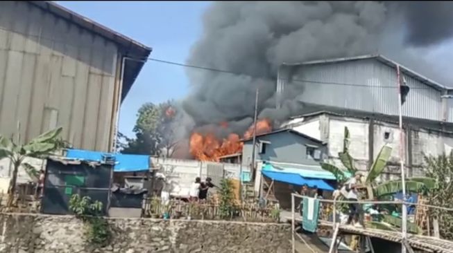 Kebakaran melalap sejumlah bangunan semi permanen di Jalan Mangga Ubi, Cengkareng Jakarta Barat, Senin (3/10/2022). [Dok. Istimewa]