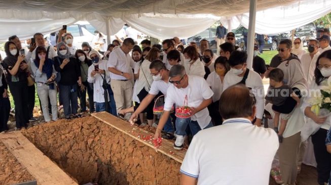 Prosesi pemakaman ibunda Gading Marten, Farida Sabtijastuti di TPU Tanah Kusir, Jakarta Selatan, Senin (3/10/2022). [Adiyoga Priyambodo/Suara.com]