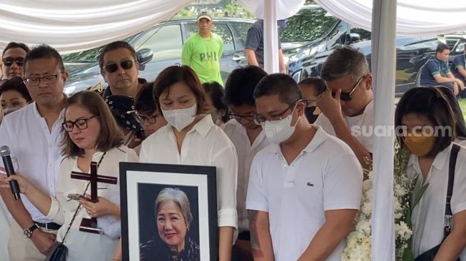 Gading Marten tertunduk sedih di pemakaman Farida Sabtijastuti di TPU Tanah Kusir, Jakarta Selatan, Senin (3/10/2022). [Adiyoga Priyambodo/Suara.com]