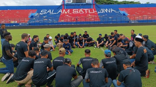 Tangis Pemain, Pelatih dan Manajer Arema Pecah Gelar Doa Bersama Tragedi Kanjuruhan