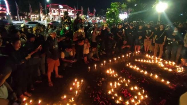 Bonek Nyalakan Lilin dan Doa di Taman Apsari Surabaya Untuk Korban Tragedi Kanjuruhan