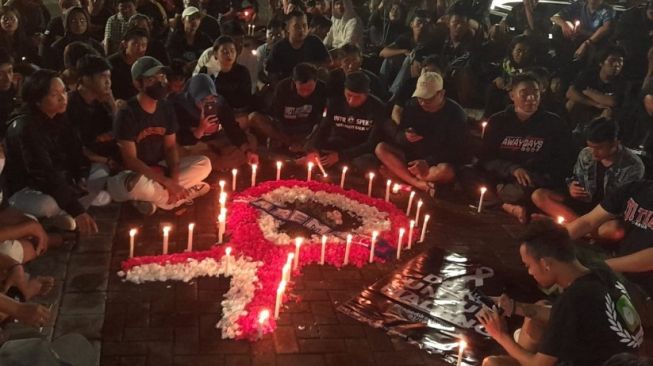 Doa Bersama Dari Bali Untuk Malang, Raut Feizal Kehilangan Teman Kecilnya di Stadion Kanjuruhan