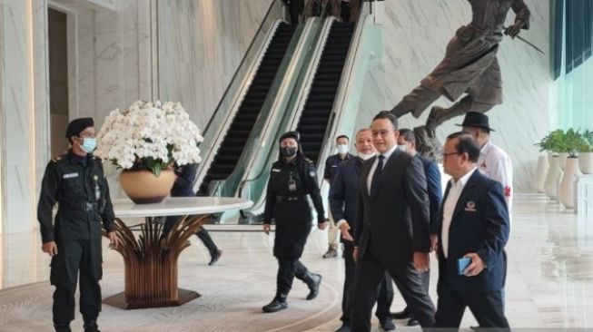 Gubernur DKI Jakarta Anies Baswedan tiba di NasDem Tower, Jakarta, Senin (3/10/2022). Anies Baswedan tiba menjelang pengumuman nama capres yang akan diusung oleh Partai NasDem [Suara.com/ANTARA]