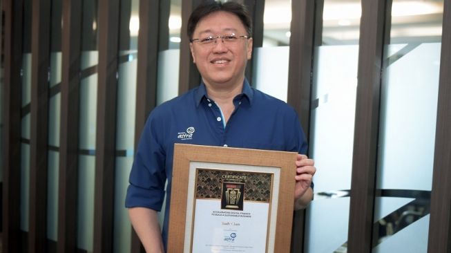Rudy Chen, President Director Asuransi Astra Peroleh Anugerah Indonesia Financial Top Leader Awards 2022