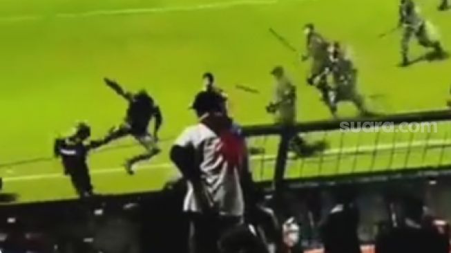 Video prajurit TNI tendang suporter di Stadion Kanjuruhan, Malang (tangkapan layar/ist)