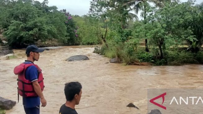 Pencarian Perempuan Terseret Arus Sungai Rewod Dilanjutkan, Tim SAR Duga Korban Tersangkut Bebatuan