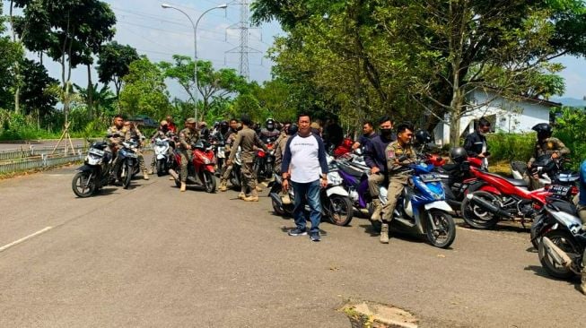 Tak Terima Dirumahkan, 115 Anggota Satpol PP Bandung Barat Gelar Aksi Bunyikan Klakson dan Sirine di Kantor Pemkab