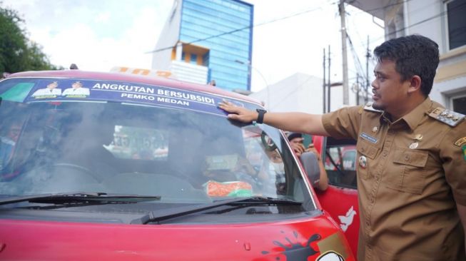 Wali Kota Medan Bobby Nasution Tempel Stiker di Angkot, Mengesahkan Barcode Subsidi Bahan Bakar