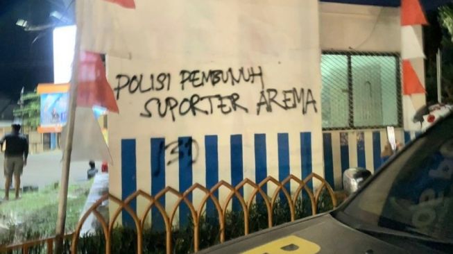 Pos Polisi Dilempari Bom Molotov, Ada Tulisan "Polisi Pembunuh Suporter Arema"