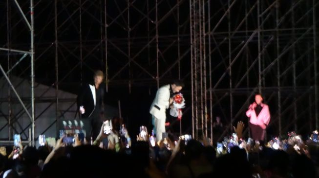 Kecewa Konser Westlife di Prambanan Tak Maksimal Akibat Lighting Mati, Netizen: Tak Profesional