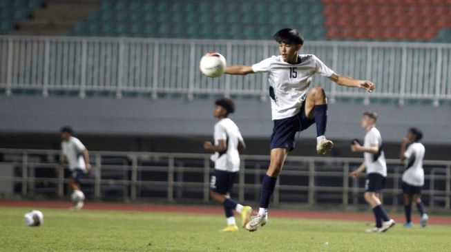 Sejumlah pesepak bola Timnas Guam U-17 melakukan sesi latihan di Stadion Pakansari, Kabupaten Bogor, Jawa Barat, Jumat (30/9/2022). Latihan tersebut sebagai persiapan dalam kualifikasi Piala Asia AFC U-17 grup B dan Timnas Guam akan bertanding melawan Timnas U-17 Indonesia pada Senin (3/10/2022). ANTARA FOTO/Yulius Satria Wijaya/nz. 