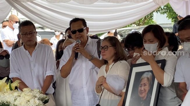 Roy Marten menyampaikan pidato di pemakaman ibunda Gading Marten, Farida Sabtijastuti di TPU Tanah Kusir, Jakarta Selatan, Senin (3/10/2022). [Adiyoga Priyambodo/Suara.com]