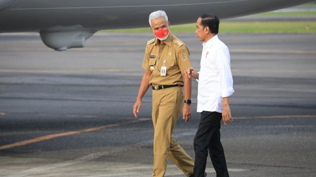 Ganjar Pranowo mendampingi Presiden Joko Widodo (Jokowi) dalam groundbreaking pabrik Wavin di Grand Batang City atau Kawasan Industri Terpadu Batang (KITB), Senin (3/10/2022).