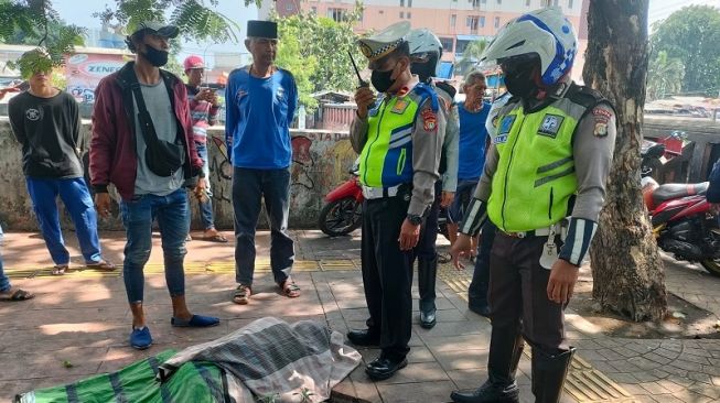 Pria Paruh Baya Ditemukan Terbujur Kaku di Trotoar Cengkareng, Diduga Sakit